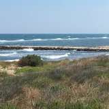 La barriera frangiflutti � posta circa dieci centimetri sotto il livello dell'acqua e �rompe� le onde, rendendole adatte a chi vuole fare pratica con le discipline del windsurf, del kitesurf e dello stand up paddle (foto di Antonio Bizzarro)